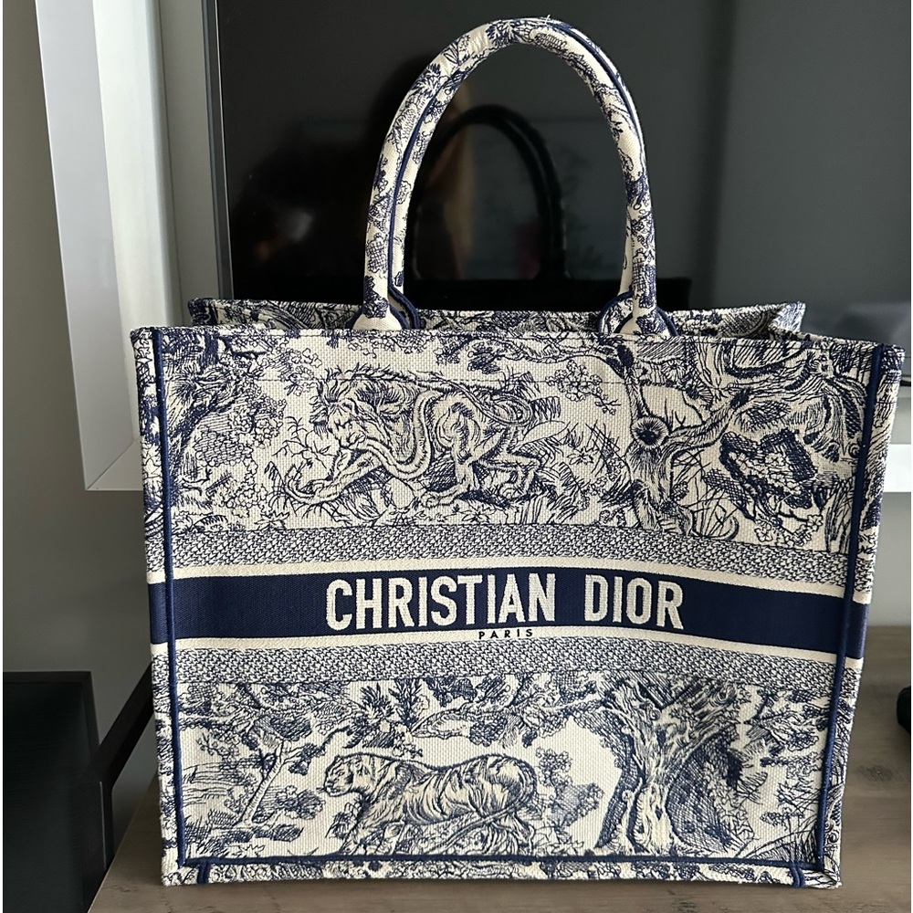 LARGE DIOR BOOK TOTE
Blue Toile de Jouy Embroidery (42 x 35 x 18.5 cm)